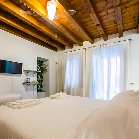 Casa Viola, Stanza Viola *